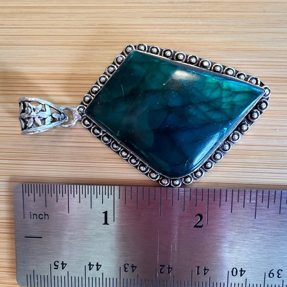 Green Labradorite Silver Pendant - Picture 9 of 9